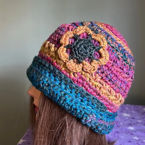 Crochet flower adjustable rolled rim acrylic yarn medium new - Picture 1 of 7